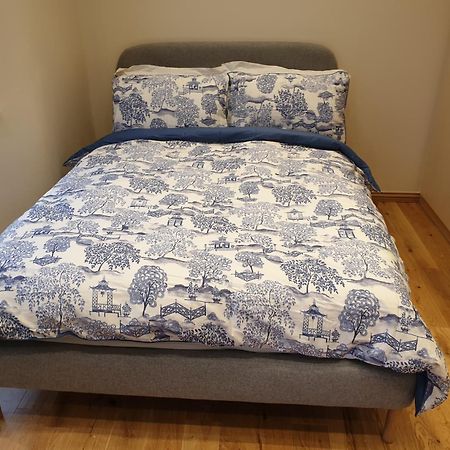 London Luxury Apartments 3 Bedroom Sleeps 8 With 3 Bathrooms 5 Mins Walk To Tube Station Free Parking Ilford Bagian luar foto