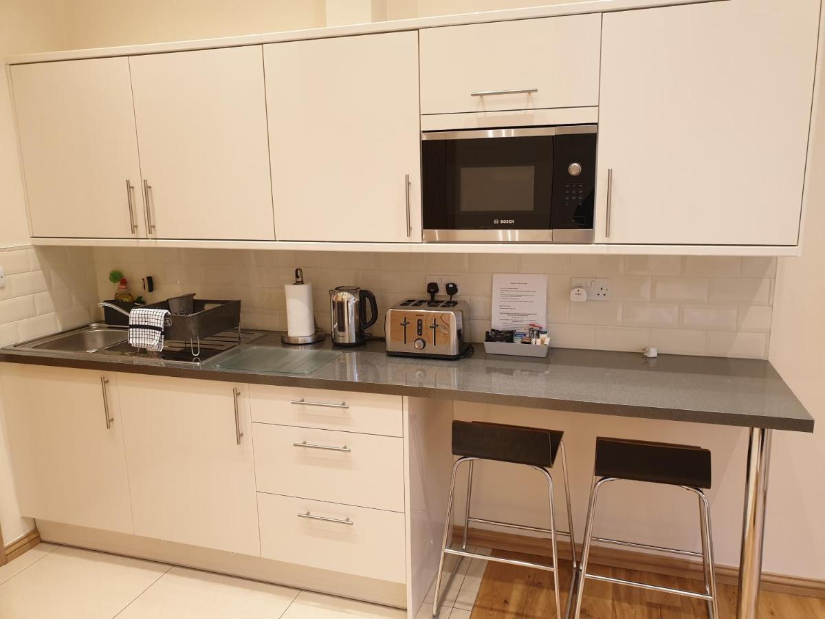 London Luxury Apartments 3 Bedroom Sleeps 8 With 3 Bathrooms 5 Mins Walk To Tube Station Free Parking Ilford Bagian luar foto