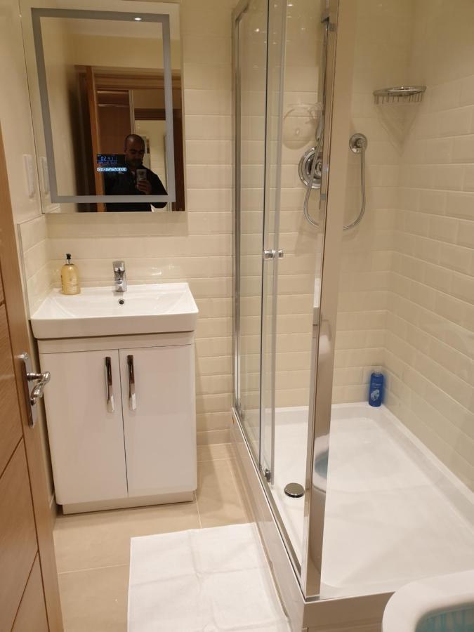 London Luxury Apartments 3 Bedroom Sleeps 8 With 3 Bathrooms 5 Mins Walk To Tube Station Free Parking Ilford Bagian luar foto