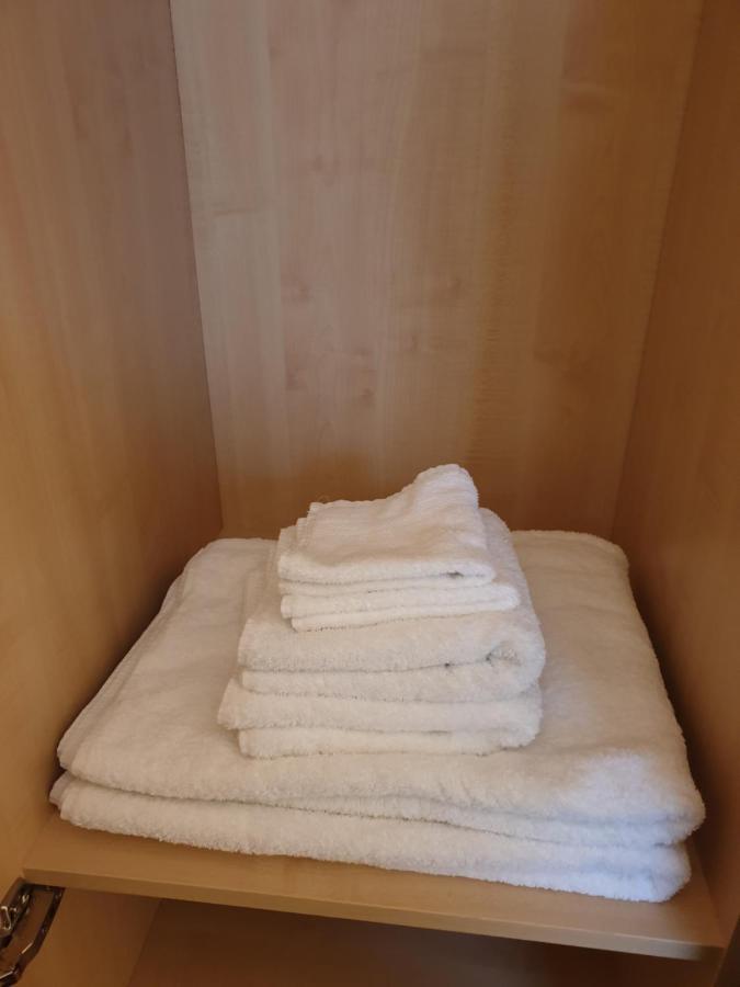 London Luxury Apartments 3 Bedroom Sleeps 8 With 3 Bathrooms 5 Mins Walk To Tube Station Free Parking Ilford Bagian luar foto