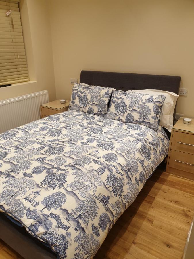 London Luxury Apartments 3 Bedroom Sleeps 8 With 3 Bathrooms 5 Mins Walk To Tube Station Free Parking Ilford Bagian luar foto