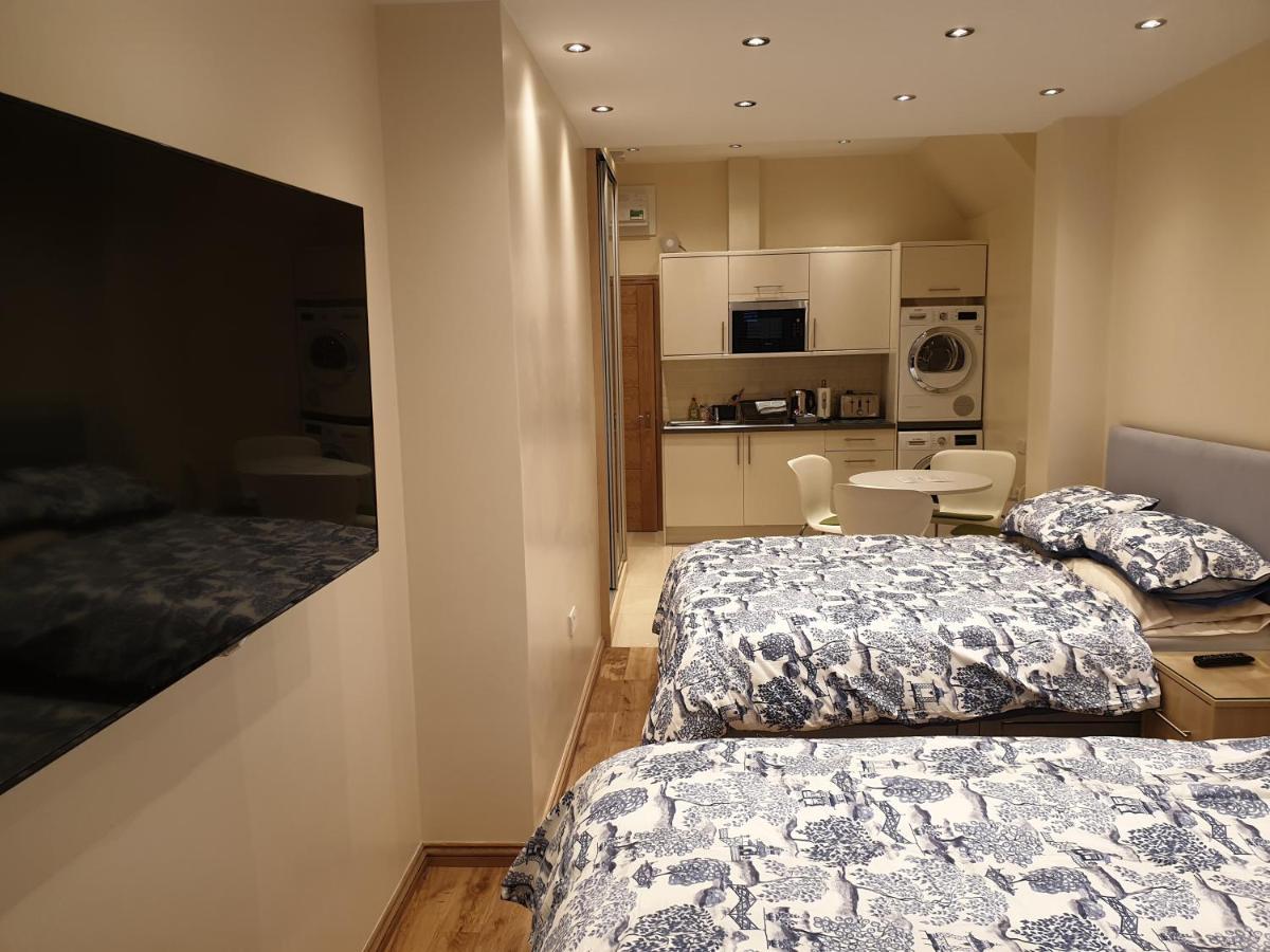 London Luxury Apartments 3 Bedroom Sleeps 8 With 3 Bathrooms 5 Mins Walk To Tube Station Free Parking Ilford Bagian luar foto