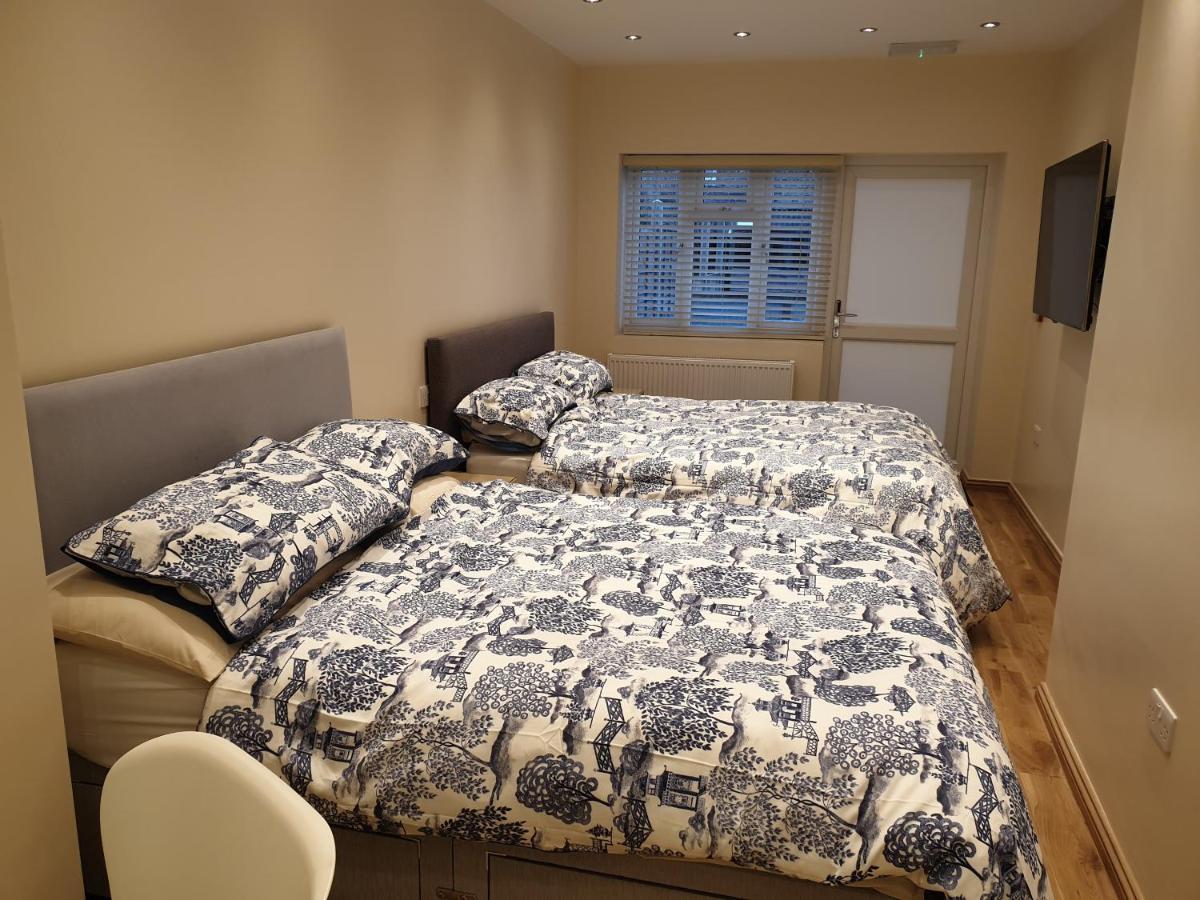 London Luxury Apartments 3 Bedroom Sleeps 8 With 3 Bathrooms 5 Mins Walk To Tube Station Free Parking Ilford Bagian luar foto
