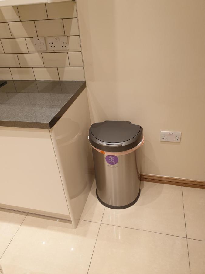 London Luxury Apartments 3 Bedroom Sleeps 8 With 3 Bathrooms 5 Mins Walk To Tube Station Free Parking Ilford Bagian luar foto