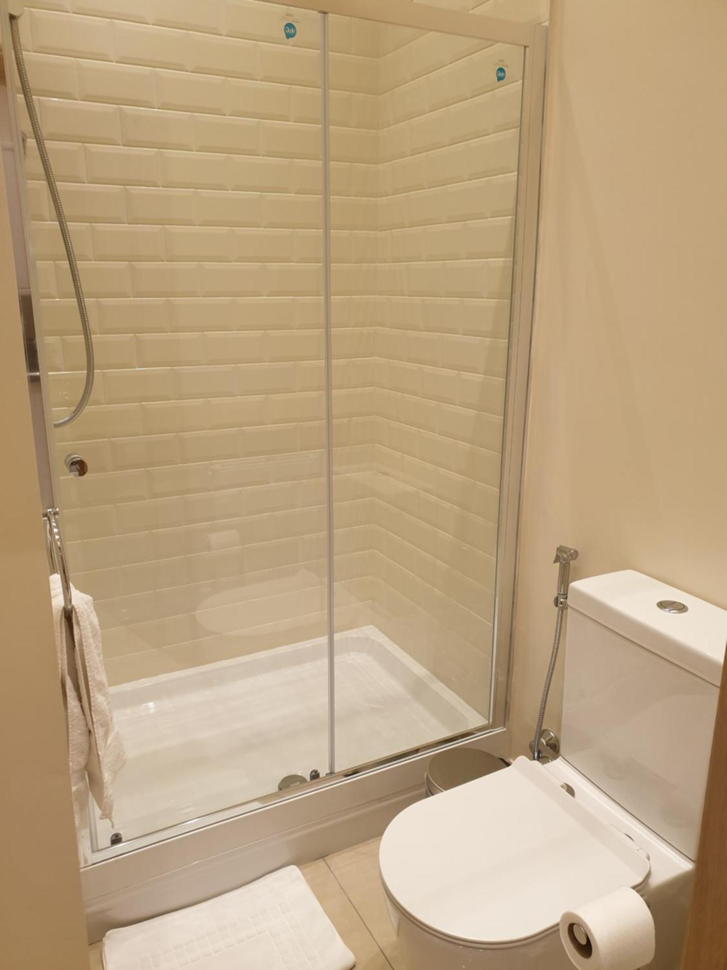 London Luxury Apartments 3 Bedroom Sleeps 8 With 3 Bathrooms 5 Mins Walk To Tube Station Free Parking Ilford Bagian luar foto