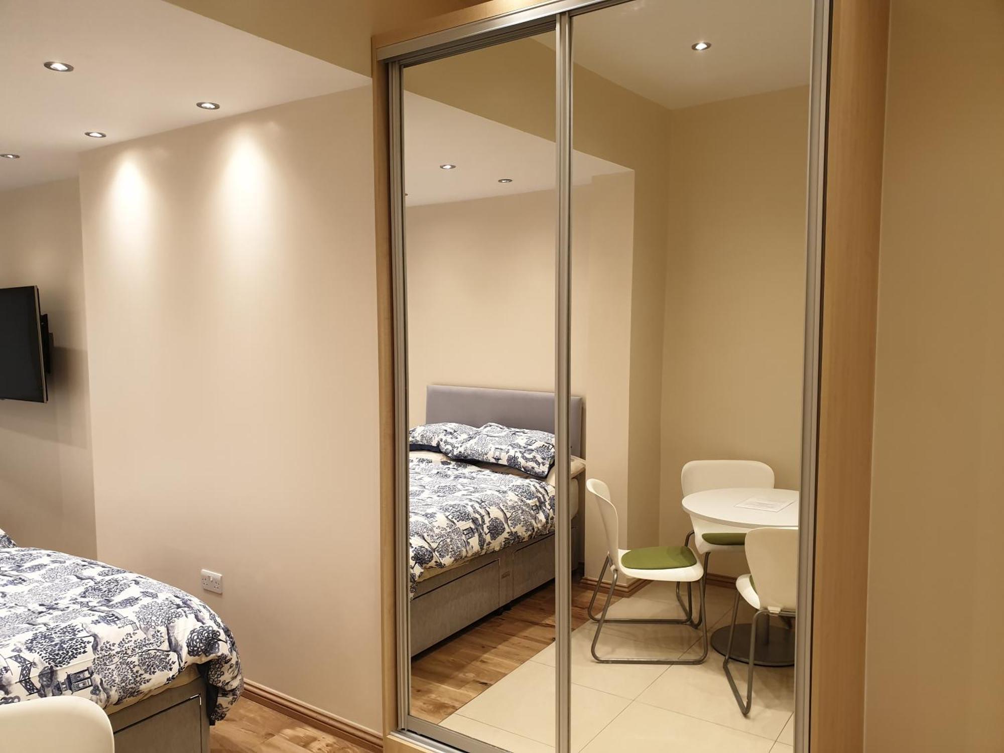 London Luxury Apartments 3 Bedroom Sleeps 8 With 3 Bathrooms 5 Mins Walk To Tube Station Free Parking Ilford Bagian luar foto