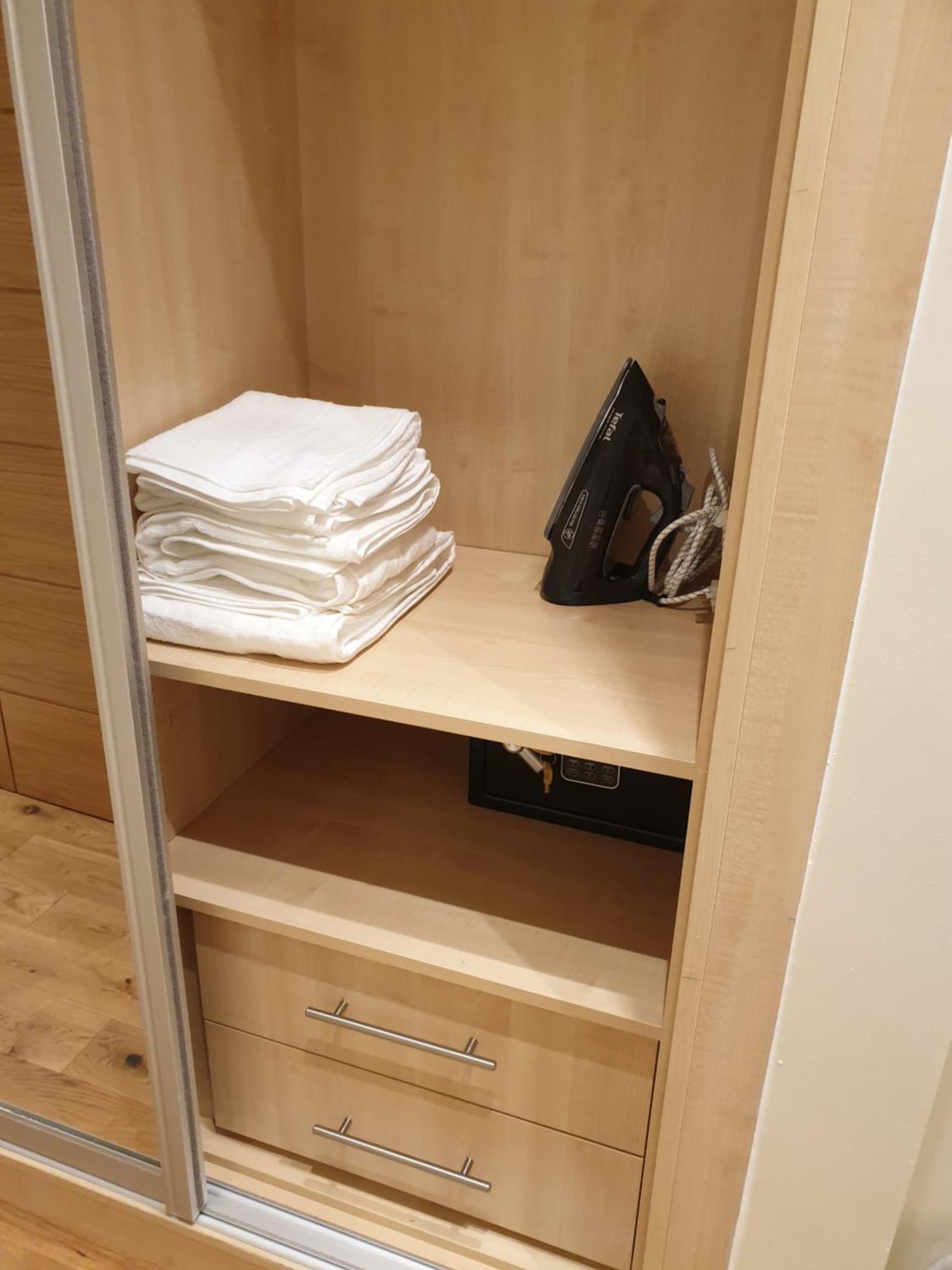 London Luxury Apartments 3 Bedroom Sleeps 8 With 3 Bathrooms 5 Mins Walk To Tube Station Free Parking Ilford Bagian luar foto