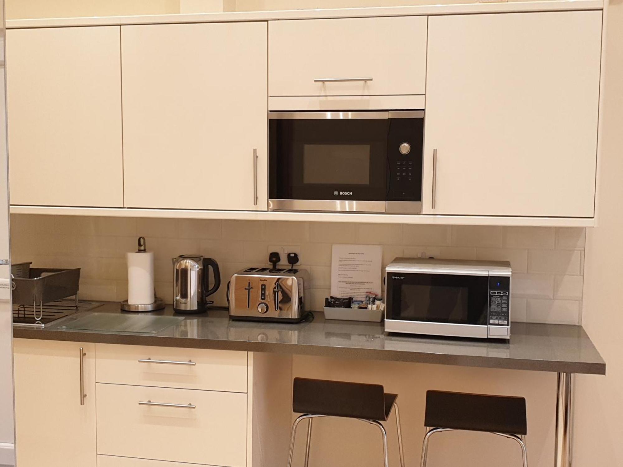 London Luxury Apartments 3 Bedroom Sleeps 8 With 3 Bathrooms 5 Mins Walk To Tube Station Free Parking Ilford Bagian luar foto
