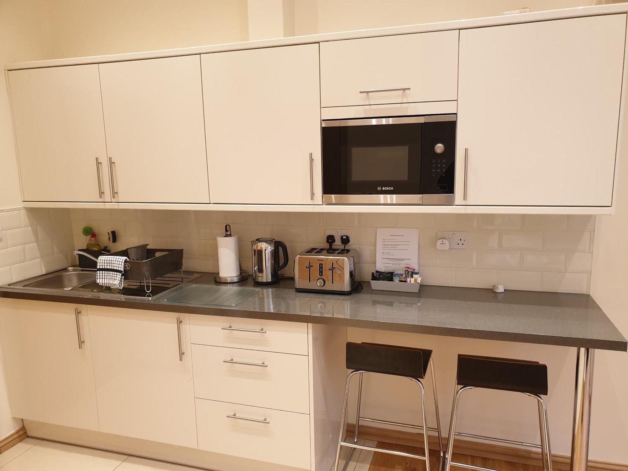 London Luxury Apartments 3 Bedroom Sleeps 8 With 3 Bathrooms 5 Mins Walk To Tube Station Free Parking Ilford Bagian luar foto