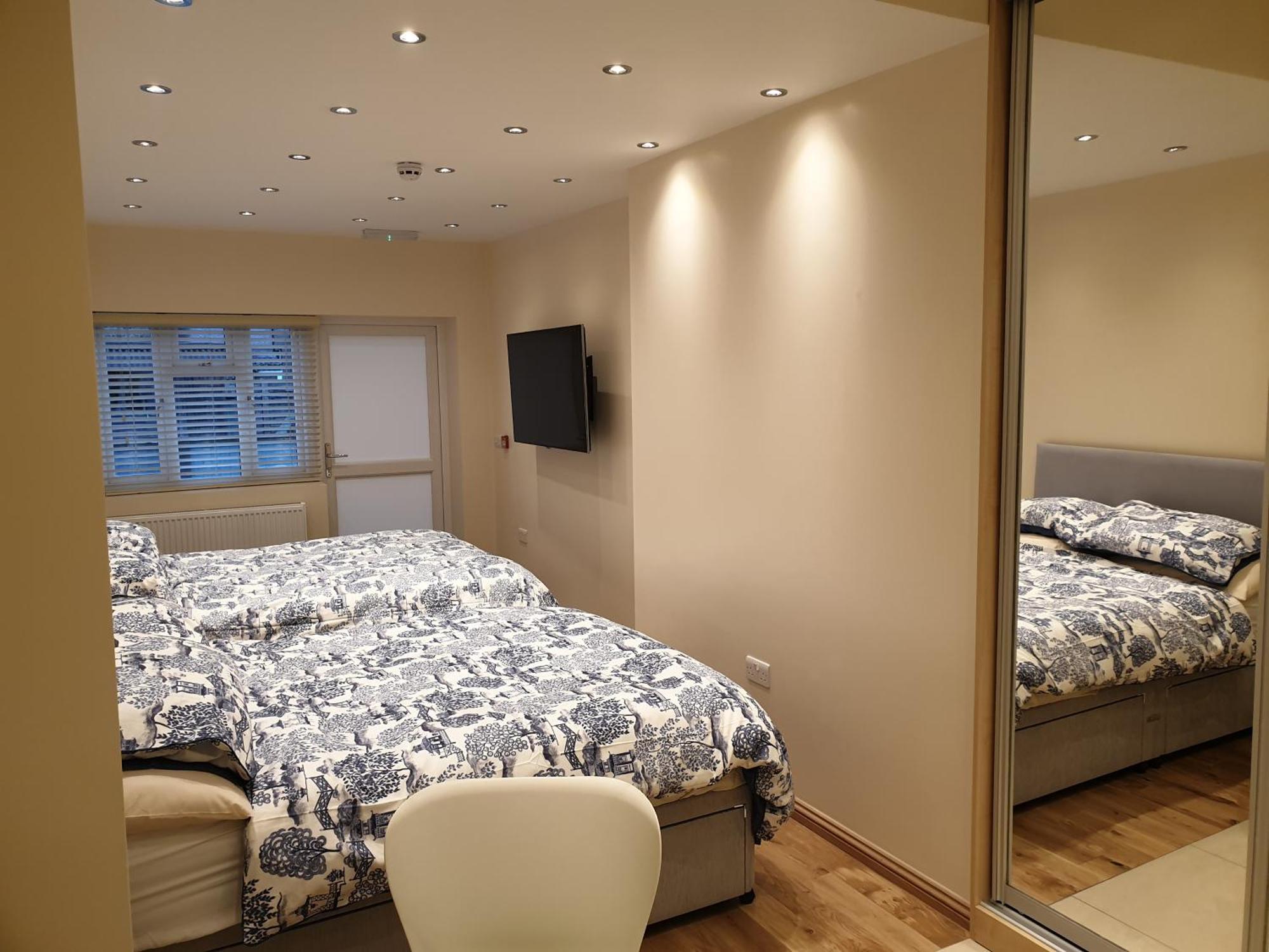 London Luxury Apartments 3 Bedroom Sleeps 8 With 3 Bathrooms 5 Mins Walk To Tube Station Free Parking Ilford Bagian luar foto