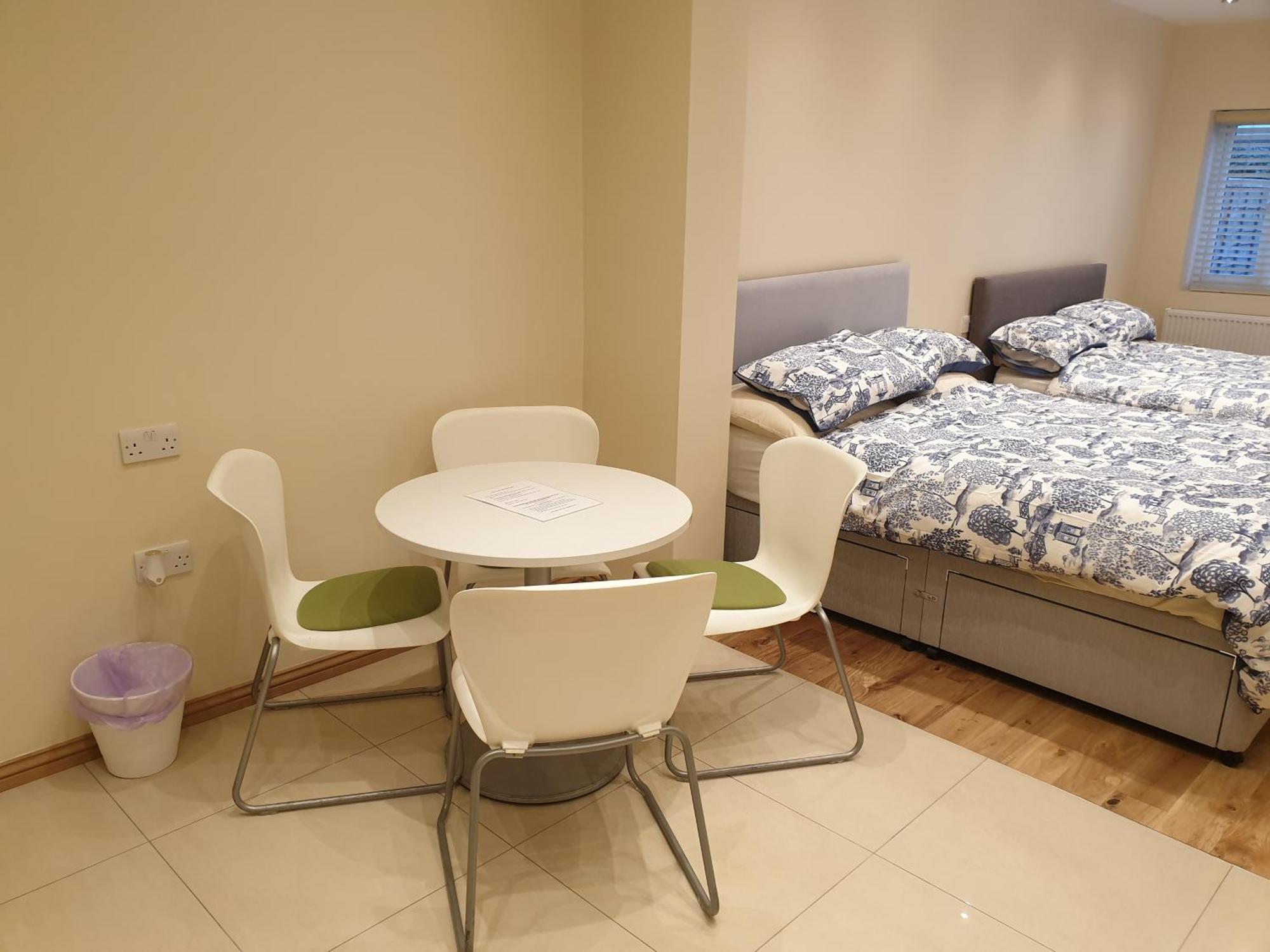 London Luxury Apartments 3 Bedroom Sleeps 8 With 3 Bathrooms 5 Mins Walk To Tube Station Free Parking Ilford Bagian luar foto