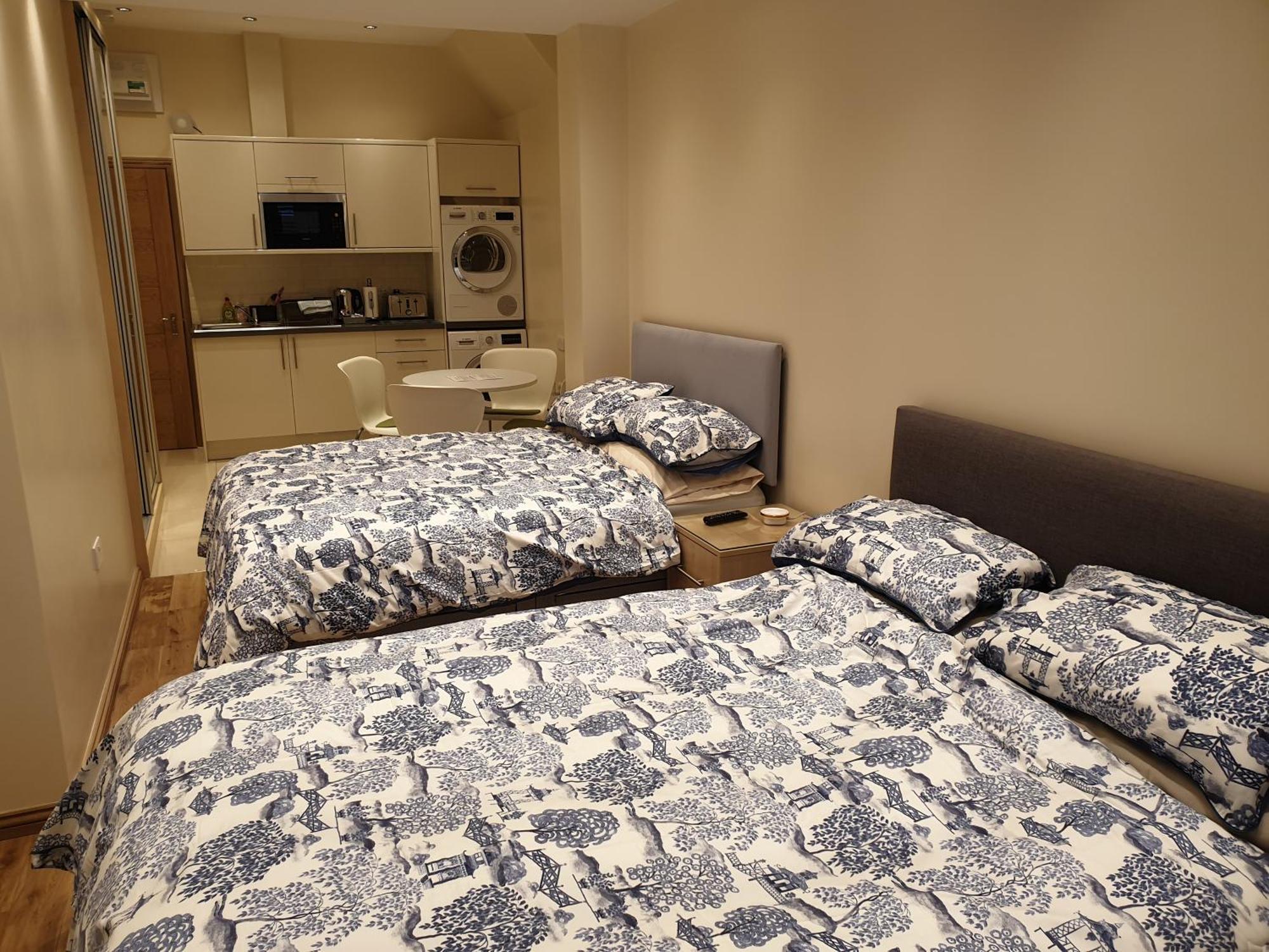London Luxury Apartments 3 Bedroom Sleeps 8 With 3 Bathrooms 5 Mins Walk To Tube Station Free Parking Ilford Bagian luar foto