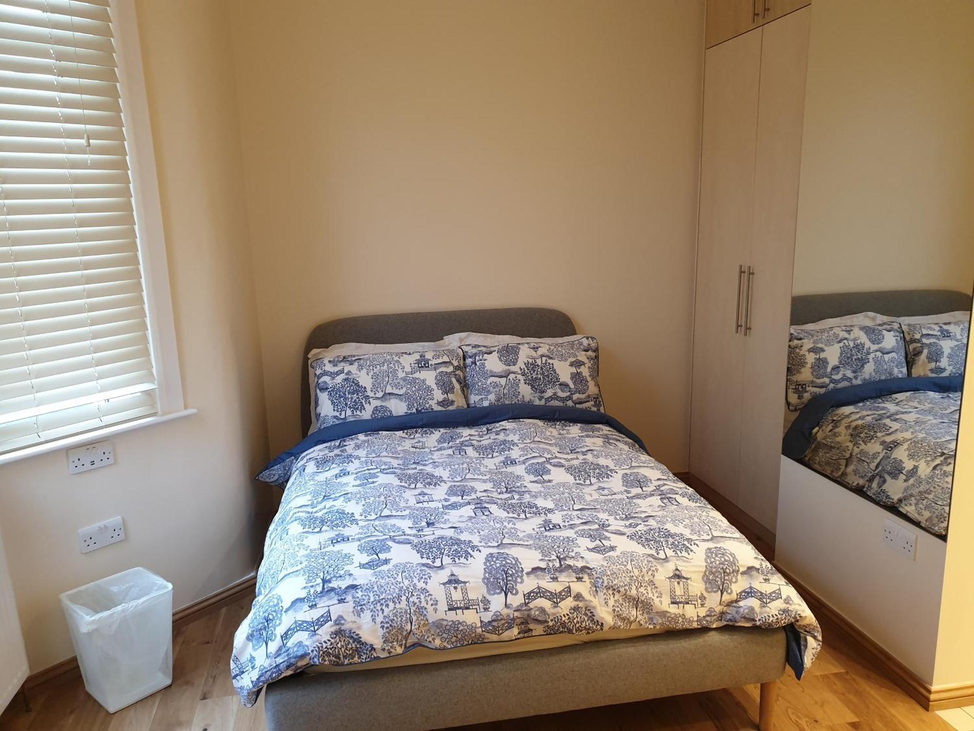 London Luxury Apartments 3 Bedroom Sleeps 8 With 3 Bathrooms 5 Mins Walk To Tube Station Free Parking Ilford Bagian luar foto