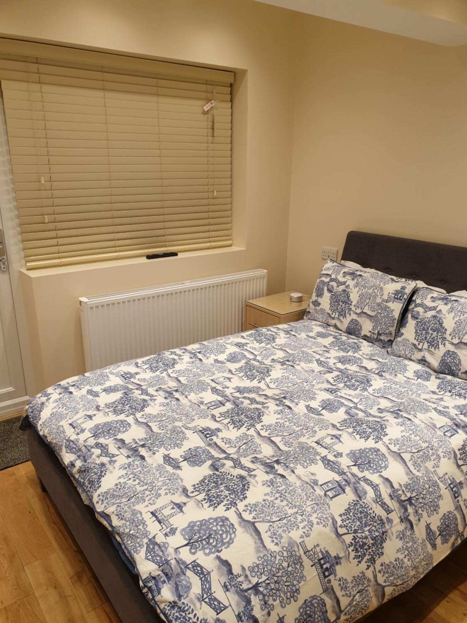 London Luxury Apartments 3 Bedroom Sleeps 8 With 3 Bathrooms 5 Mins Walk To Tube Station Free Parking Ilford Bagian luar foto